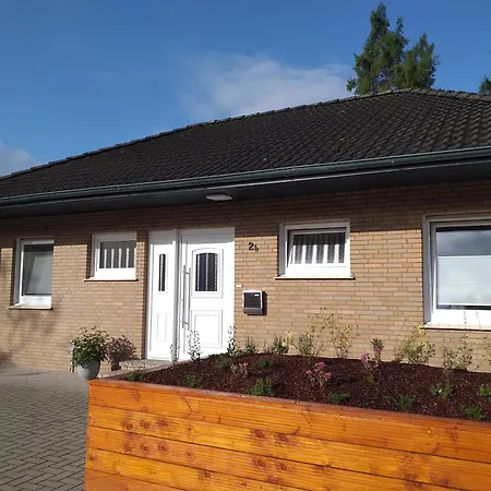 Leer, Haus Benefit *