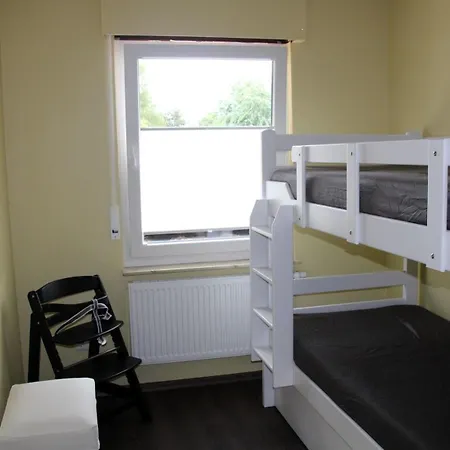 Leer, Haus Benefit * Leer